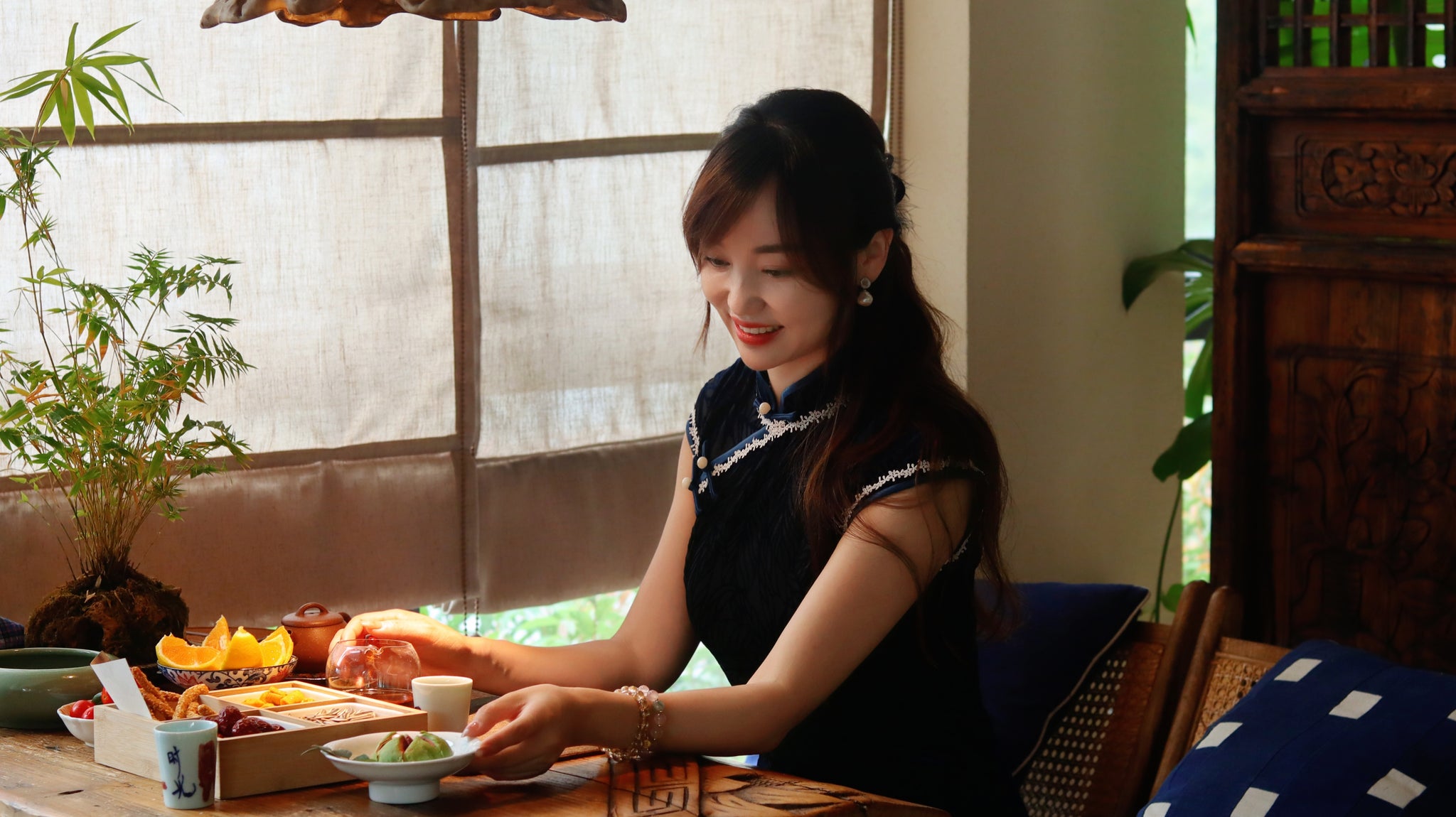 Decorative Screen & Floral Velvet Qipao | LUXE ORIENTA Modern Chinese Elegance - Luxe Orienta CO., LIMITED